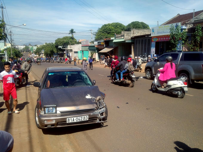 Hiện trường vụ tai nạn. Chiếc ô tô điên gây tai nạn liên hoàn làm 2 người bị thương nặng.