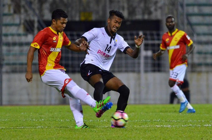 Syamer Kutty Abba (áo trắng), 21 tuổi, cao 1,85 m.