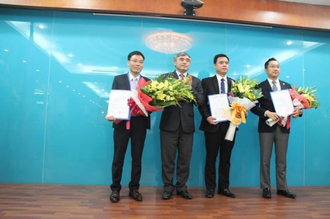 Thứ trưởng Nguyễn Minh Hồng (thứ 2 từ trái sang) trao quyết định bổ nhiệm cho tân Cục phó Đặng Khắc Lợi (thứ nhất bên trái)