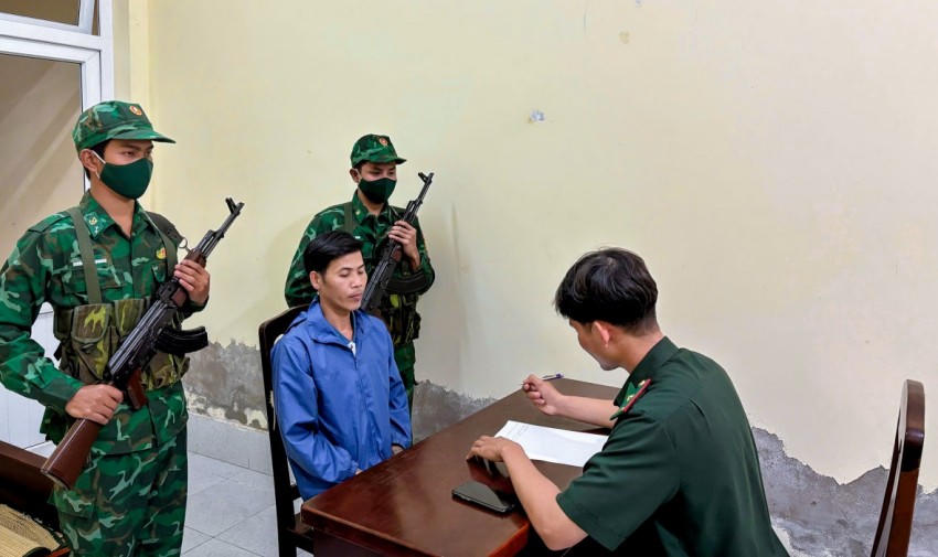 Tổ công tác đồn Biên phòng An Thạnh Ba lấy lời khai đối tượng Lê Văn Đã.