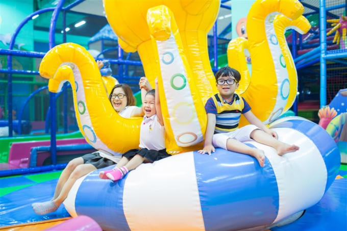 Không chỉ đem đến tiếng cười sảng khoái cho con trẻ, thế giới những trò chơi đa dạng của Sun World Danang Wonders còn khiến cả ba mẹ cũng như trẻ lại. “Quan trọng là đến đây, mình được chơi với con, được thấy con vui hết cỡ”, chị Thanh Mai ở quận Hải Châu, Đà Nẵng chia sẻ.