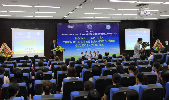 Ông Nguyễn Ánh Sáng - Giám Đốc Kênh K/A (Kênh tiêu thụ đặc biệt) của Vinamilk đang trình bày chương trình sữa học đường các nước và các tỉnh đã và đang thực hiện chương trình sữa học đường Quốc gia cùng với Vinamilk.