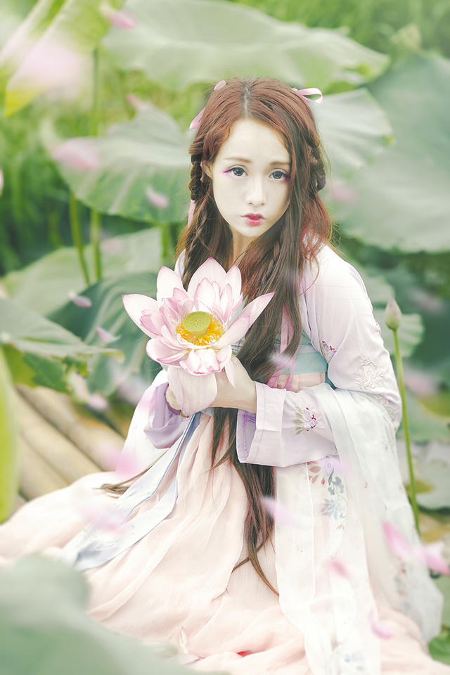 Cô vào vai một mỹ nhân cổ xưa, mang vẻ đẹp vừa ngây thơ vừa hiền dịu.