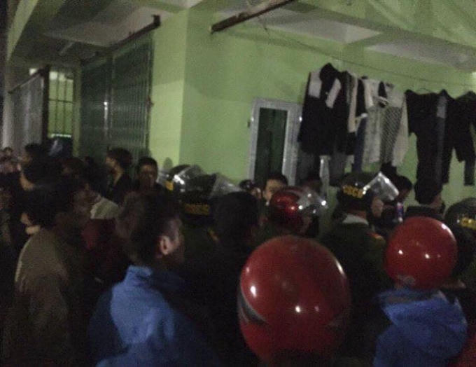 Rất nhiều người dân hiếu kỳ có mặt tại nơi xảy ra sự việc (Ảnh mạng face book).