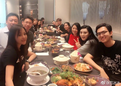 Đẳng cấp &ldquo;si&ecirc;u gi&agrave;u&rdquo;, Phạm Băng Băng đối đ&atilde;i nh&acirc;n vi&ecirc;n thế n&agrave;o?