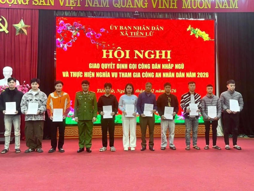 Các thanh niên nhận Quyết định thực hiện nghĩa vụ tham gia Công an nhân dân năm 2026