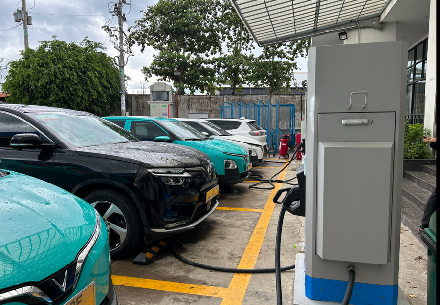 Thành phố Hà Nội đặt mục tiêu chậm nhất đến năm 2030 sẽ hoàn thành chuyển đổi 100% toàn bộ xe taxi chạy xăng, dầu sang xe taxi sử dụng điện, năng lượng xanh. (Ảnh: IT).
