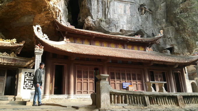 Ngôi chùa Trung nằm lặng lẽ ở lưng chừng núi, trong số ba chùa, đây là ngôi chùa có kiến trúc độc đáo nhất ít nơi có được, một nửa gắn vào hang động, một nửa lộ thiên.