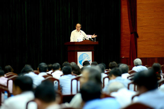 Hàng trăm cử tri tham dự và lắng nghe các phát biểu của Bí thư TPHCM về các vấn đề thắc mắc.