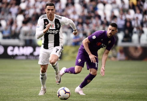 Pha đi bóng của Ronaldo giúp Juventus có bàn thắng quyết định để lên ngôi vô địch Serie A. (Ảnh: Getty).
