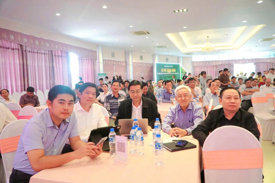 Lãnh đạo UBND tỉnh, các Sở, ngành, đơn vị, doanh nghiệp tỉnh An Giang tham dự chương trình.