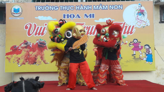 Chương trình múa lân khiến được các cháu thích thú thưởng thức.