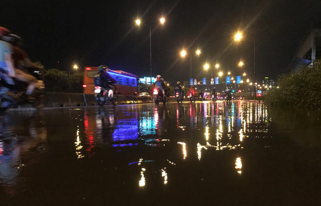 Đến 19h tối cùng ngày, tuyến cửa ngõ từ các tỉnh vào trung tâm Sài Gòn trên xa lộ Hà Nội (quận 2, TPHCM) trời vẫn còn mưa dầm dề.