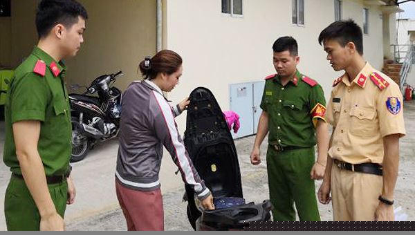 7 cảnh sát cứu người phụ nữ nhảy cầu tự tử