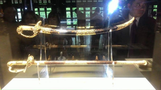 Kiếm được coi là trọng khí của quốc gia, là vật bảo chứng cho sự hiện diện và xác nhận ý chí, mệnh lệnh của hoàng đế.
