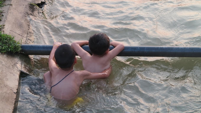 Trong dịp nghỉ hè, thời tiết nắng nóng các em học sinh thường rủ nhau ra khu vực sông, hồ, ao, suối để tắm mát. Vì vậy nếu không có sự quản lý thì nguy cơ xảy ra các vụ đuối nước rất cao (ảnh minh họa).