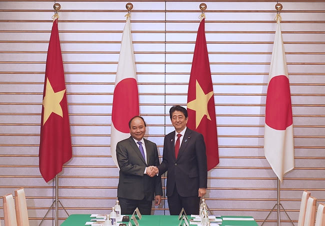 Thủ tướng Nguyễn Xuân Phúc tham dự hội đàm với Thủ tướng Shinzo Abe (Ảnh: VGP).