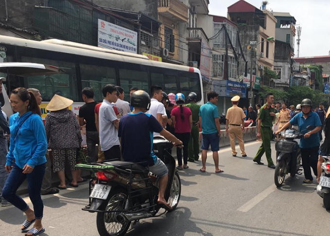 Lực lượng CSGT và Công an phường sở tại có mặt bảo vệ hiện trường điều tra nguyên nhân vụ việc.