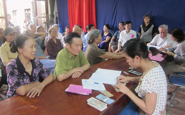 Vấn đề cải cách chính sách tiền lương, bảo hiểm xã hội và ưu đãi người có công đang được xúc tiến tích cực. (ảnh: HNM)