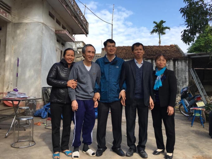 Ông Nguyễn Thanh Chấn cùng vợ là bà Nguyễn Thị Chiến đã đến thăm gia đình ông Hàn Đức Long sau khi biết tin ông Long được trở về đoàn tụ.