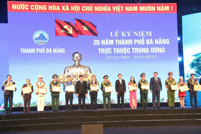 Cũng nhân dịp này, Thành uỷ, HĐND, UBND, Ủy ban MTTQ Việt Nam thành phố đã trao tặng Danh hiệu Công dân tiêu biểu cho 20 cá nhân. Đây là hoạt động ý nghĩa nhằm tôn vinh, khen thưởng các cá nhân có thành tích xuất sắc, tiêu biểu đóng góp đặc biệt trong sự nghiệp xây dựng và phát triển thành phố.