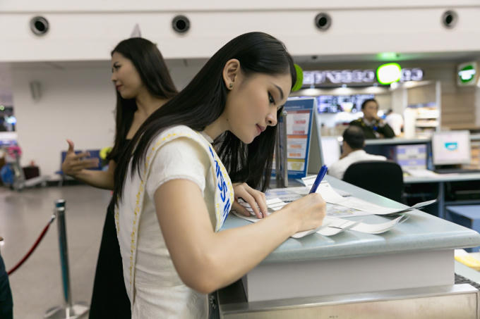 Cả đại gia đ&igrave;nh ra tiễn Thuỳ Dung l&ecirc;n đường dự thi Miss International