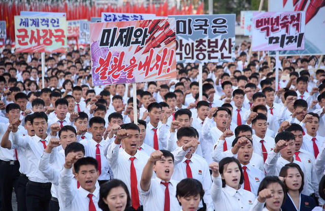 Cuộc tuần hành quy mô lớn chống Mỹ ở Bình Nhưỡng năm 2017. (Ảnh: Reuters)
