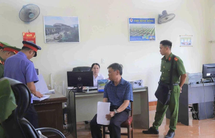 Thời điểm cơ quan điều tra khám xét tại trụ sở Công ty Chè Minh Rồng. Ảnh: Phúc Khánh