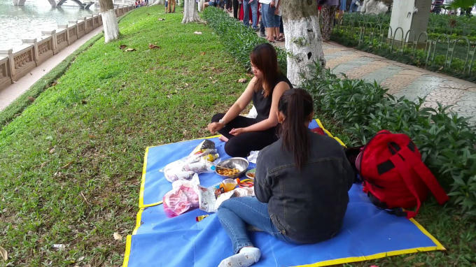 Tranh thủ nghỉ ngơi và nạp thêm năng lượng để tiếp tục tham quan...