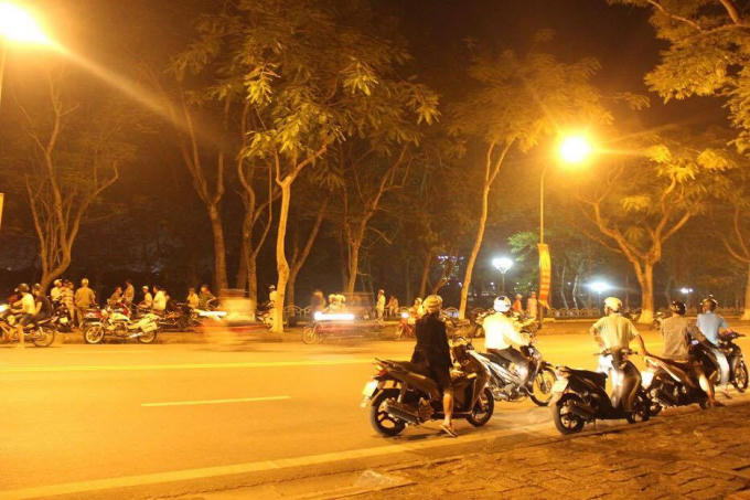 Rất đông người dân hiếu kỳ đến xem vụ việc.