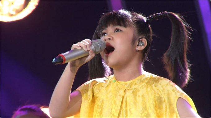 Bảo Trân thể hiện ca khúc hít "Con cò" gắn với tên tuổi Tùng Dương.