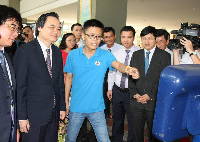 Bộ trưởng Bộ GD-ĐT Phùng Xuân Nhạ đến làm việc tại trường ĐH Sư phạm Kỹ thuật TP HCM. (Ảnh: Tuổi trẻ)