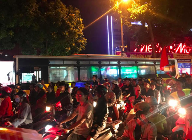 Các tuyến phố đổ về Hồ Gươm đông “nghẹt thở” Dòng người nhích từng centimet trên đường