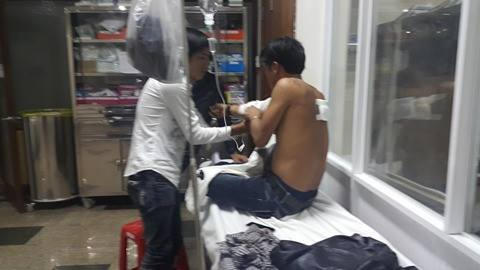 Tài xế bị chém đang điều trị tại bênh viện.