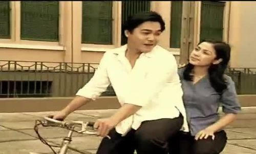 Cặp đôi trong Nước mắt buồn vui.
