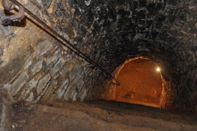 Lâu đài Château de Fougeret (Pháp): Lâu đài kỳ bí ở Queaux của Pháp luôn hấp dẫn ai thích sự kinh dị bởi những lời đồn đoán về ma quỷ xuất hiện bên trong. Những người từng đến khám phá nói rằng họ nghe thấy tiếng nói chuyện, ăn uống và những bóng ma bí ẩn lướt qua cửa sổ. Họ còn nghe thấy tiếng hát của Alice, cô bé đã có cái chết khó hiểu bên trong tòa nhà. Ảnh: Twitter.