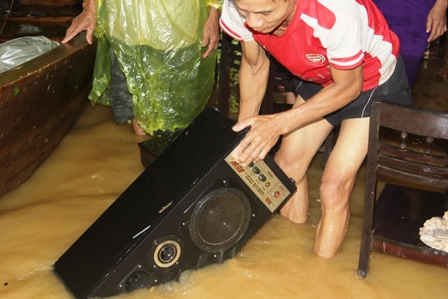 Trang thiết bị, vật dụng trong nhà bị hư hỏng nặng, việc xả lũ bất ngờ khiến người dân không kịp trở tay.