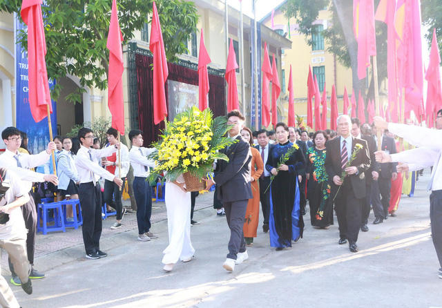 Chủ tịch Quốc hội cùng khách mời đến tham dự lễ kỉ niệm 110 năm Trường Bưởi- Chu Văn An.