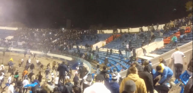 Cảnh tượng hỗn loạn tại s&acirc;n vận động (ảnh cắt từ clip).