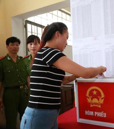 Các can phạm tham gia bỏ phiểu.