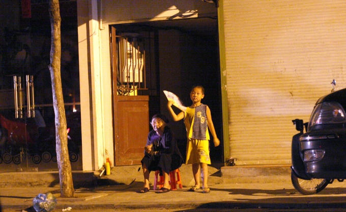 Trời nắng nóng cực điểm mà cắt điện thì đúng là cực hình. (Ảnh Báo Thanh Niên).