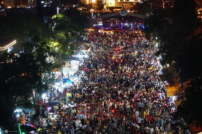 Khoảng 20h, đường dẫn vào chợ không còn thấy lối đi, khách phải nhích chậm từng bước. Đường đông khiến nhiều du khách cảm thấy mệt mỏi và quay về sớm. Chị Lan từ Nha Trang đến Đà Lạt vào sáng nay cho hay, sau khi tới chợ, chị quyết định cùng người yêu sẽ lái xe ra ngoại ô thành phố vui chơi vào ngày mai để tránh cảnh đông đúc.