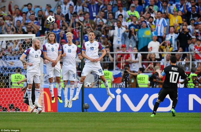 Lionel Messi đã chơi đầy nỗ lực, nhưng hàng thủ Iceland gần như không có kẽ hở. Ảnh: Getty Images