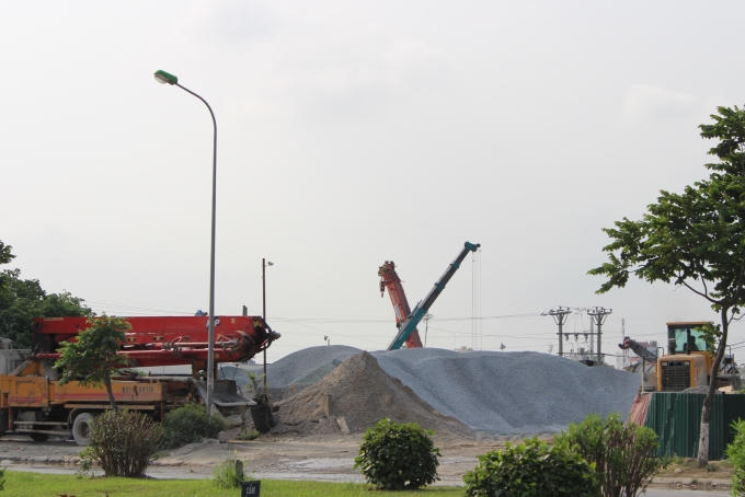 Những núi cát, sạn không có rào chắn trào hẳn ra lòng đường.