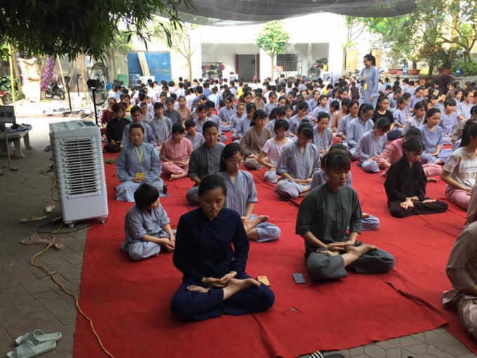 Các em học sinh tu tập một cách nghiêm túc.