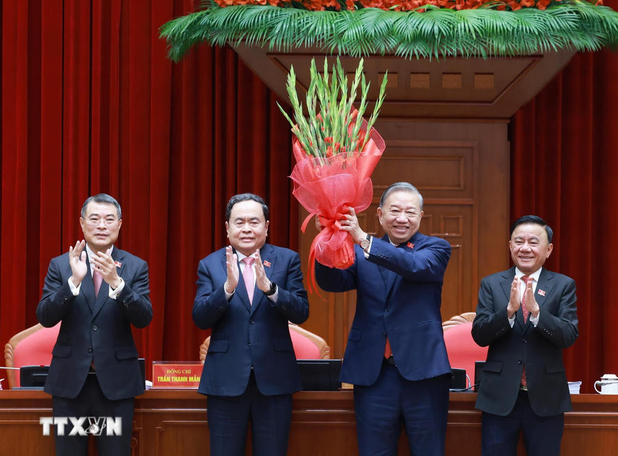 Ban Chấp hành Trung ương Đảng khóa XIV đã thống nhất tuyệt đối bầu đồng chí Tô Lâm, Tổng Bí thư Ban Chấp hành Trung ương Đảng khóa XIII tiếp tục giữ chức Tổng Bí thư Ban Chấp hành Trung ương Đảng khóa XIV. (Ảnh: TTXVN)