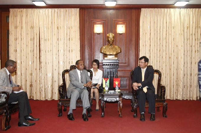 Ông Trần Công Phàn, Phó Viện trưởng VKSND tối cao (phải) tiếp ngài Gamiliel Munguambe, Đại sứ đặc mệnh toàn quyền Cộng hòa Mô - dăm - bích (trái).