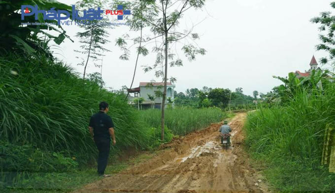 Con đường từ xã Yên Nguyên (Chiêm Hóa) dẫn về xã Chiêu Yên (Yên Sơn) lầy lội.