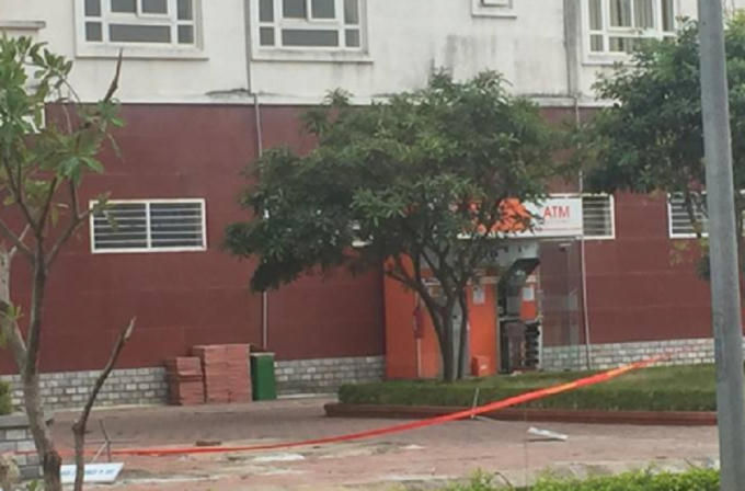 Cây ATM bị phong tỏa để phục vụ công tác điều tra.