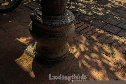 Bên trong nhà có các cây cột gỗ, chân đá.